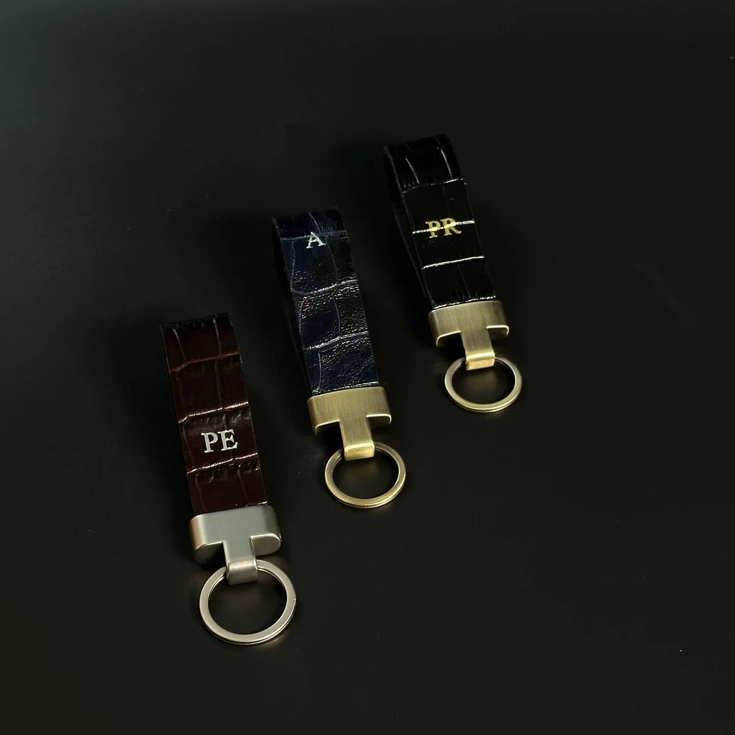 Un Strop de Eleganță: Brelocuri Personalizate din Piele Cu Inițiale Unice
