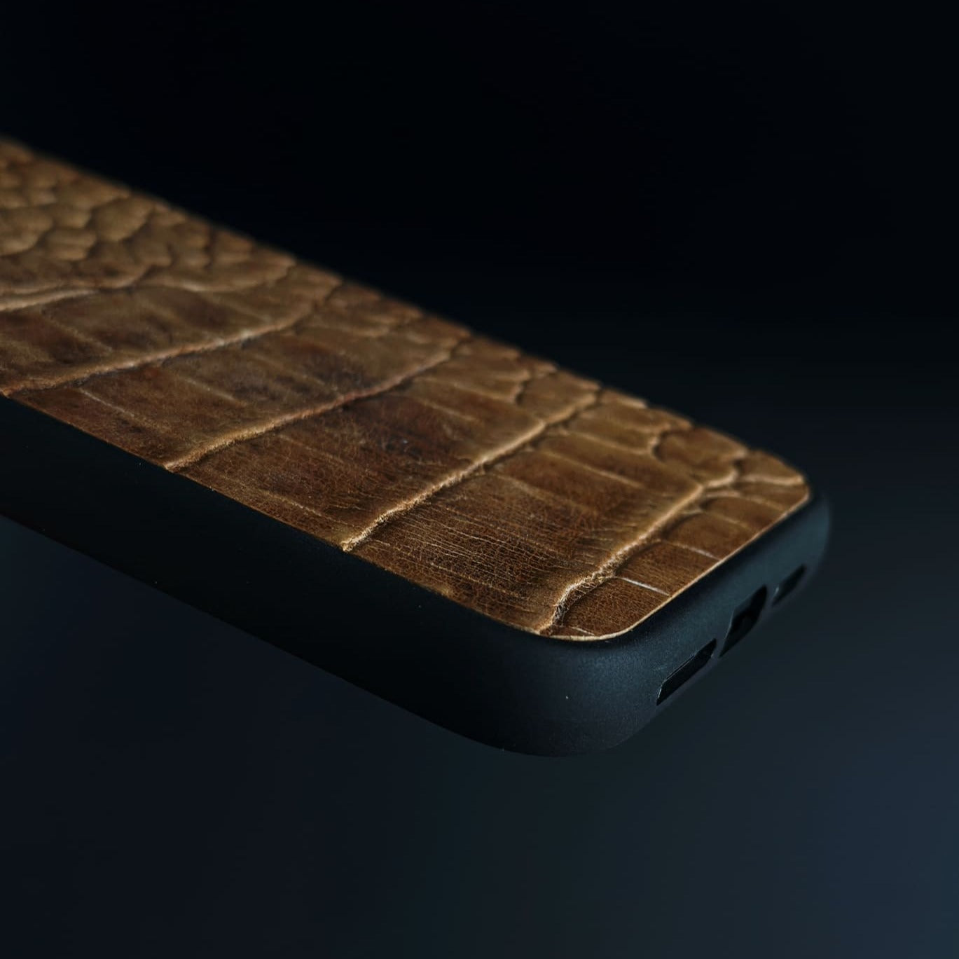 Husă iPhone din piele naturală cu imprimeu de Crocodil Cafeniu