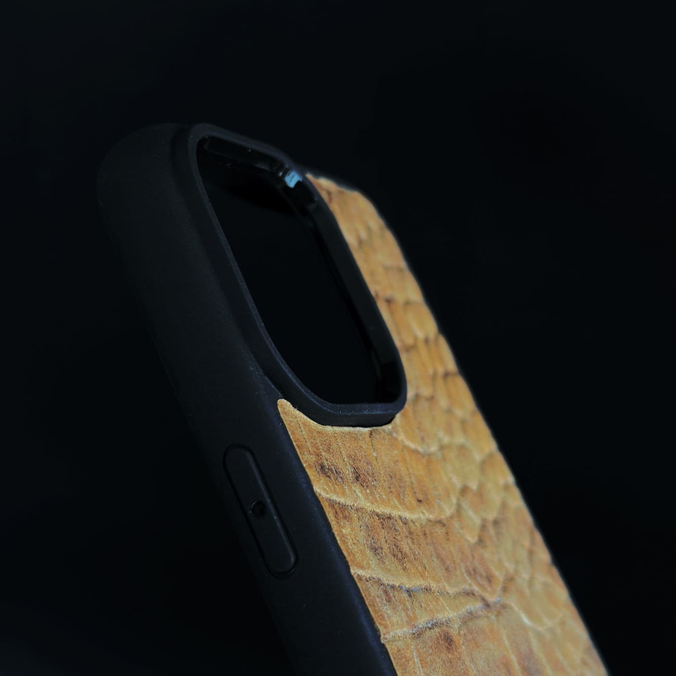 Husă iPhone din piele naturală cu imprimeu de Crocodil Cafeniu