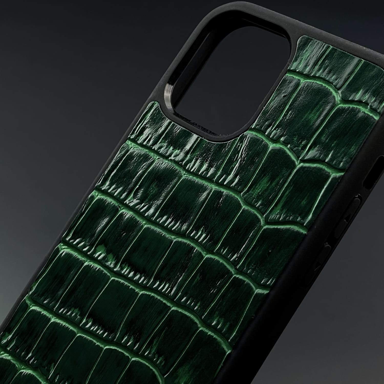Husă iPhone din piele naturală cu imprimeu de Crocodil Verde
