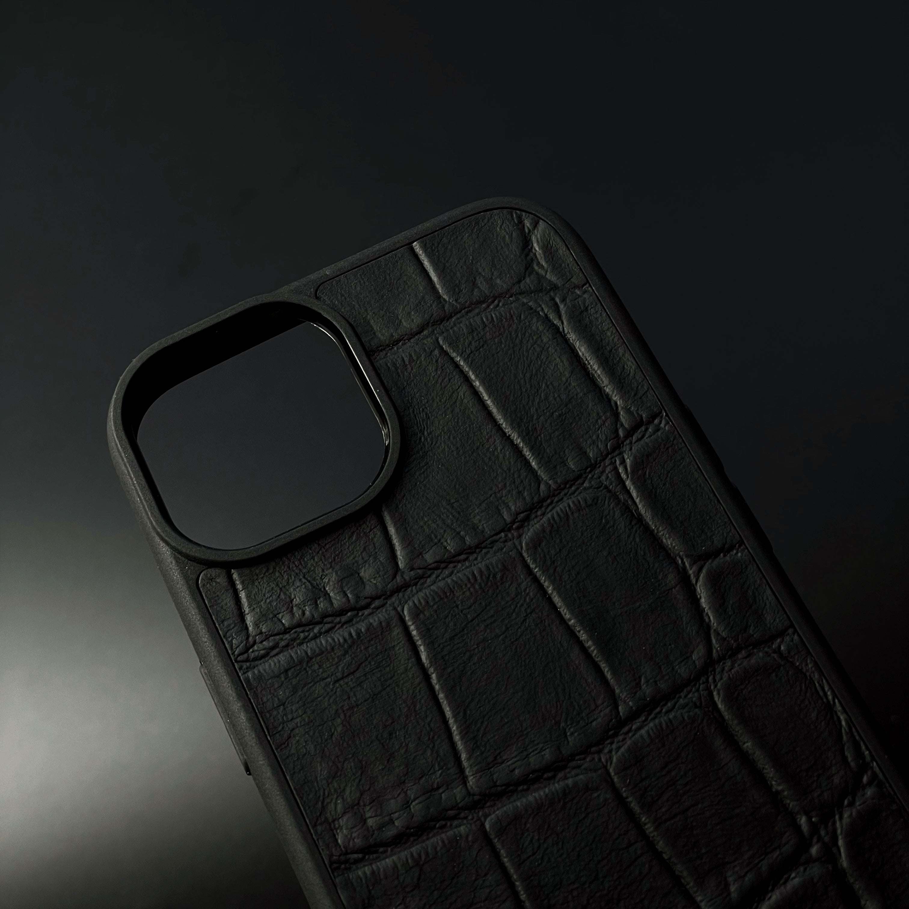 Husă iPhone din piele naturală cu imprimeu de Crocodil Negru mat