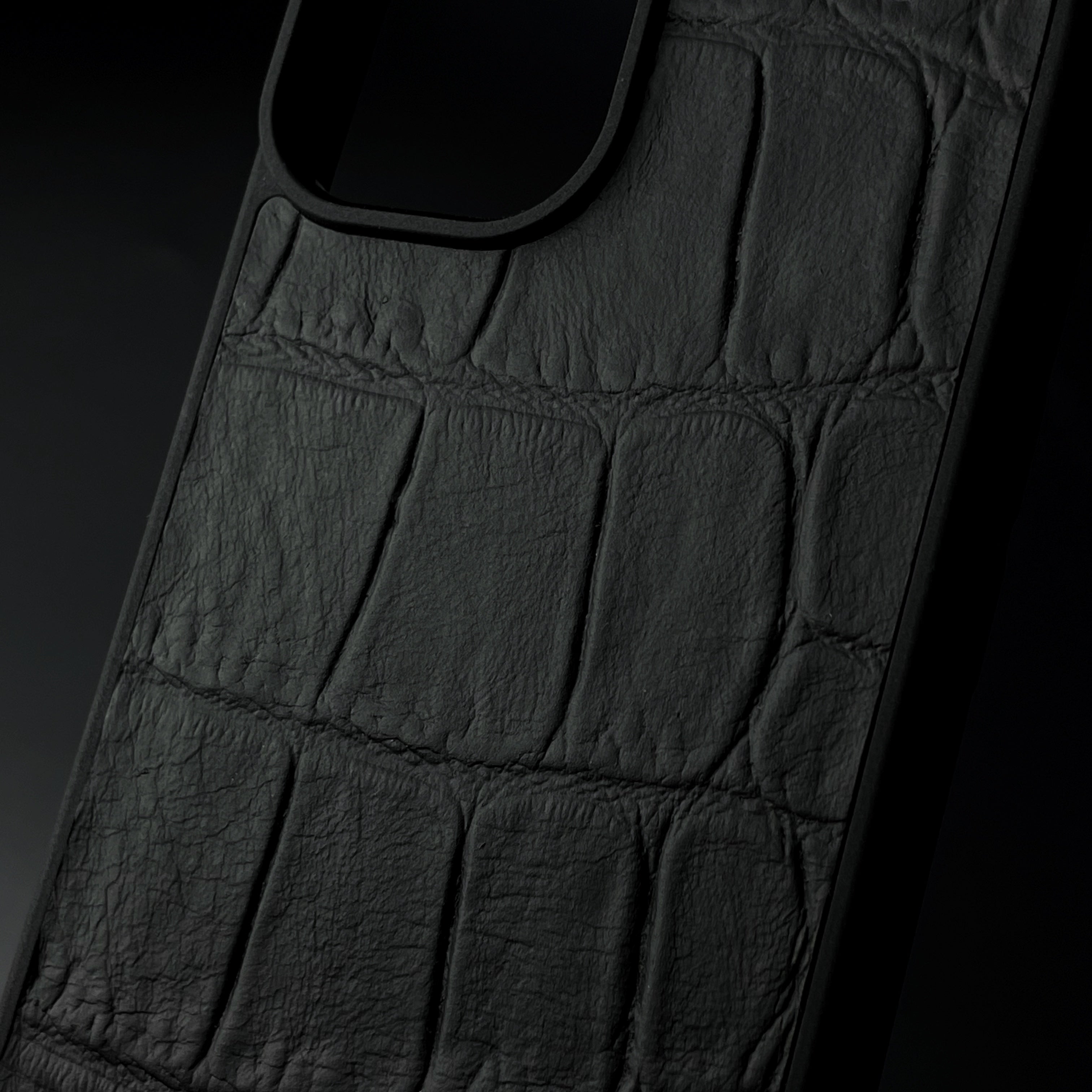Husă iPhone din piele naturală cu imprimeu de Crocodil Negru mat
