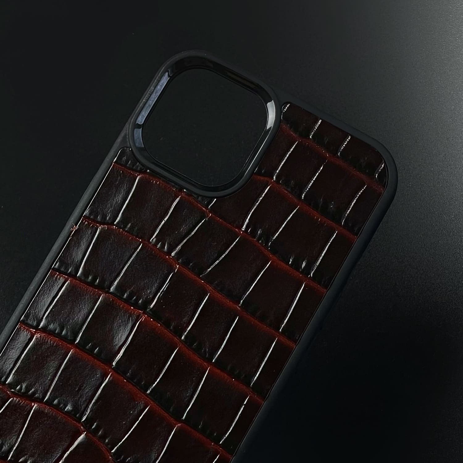 Husă iPhone din piele naturală cu imprimeu de Crocodil Negru/Roșu