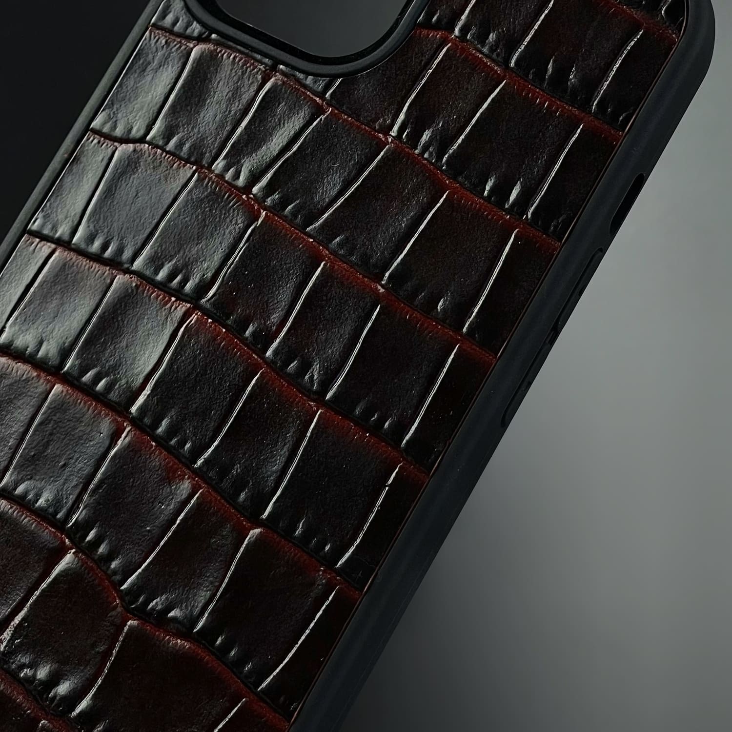 Husă iPhone din piele naturală cu imprimeu de Crocodil Negru/Roșu