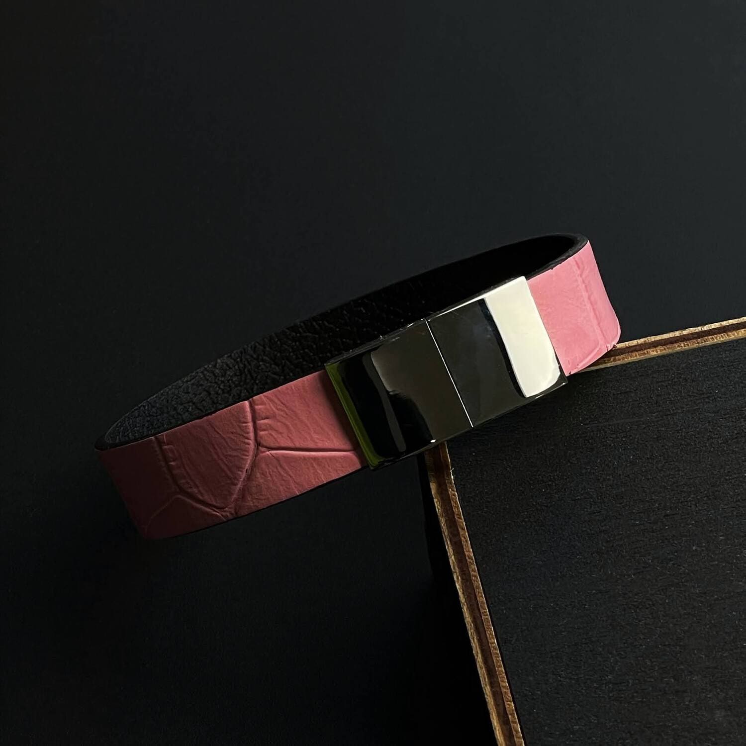 Brățară din piele naturală cu imprimeu de Crocodil 15mm cu magnet | Roz