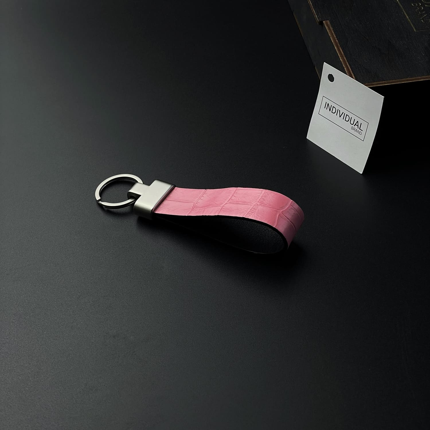 Breloc din piele naturală cu imprimeu de Crocodil | Roz