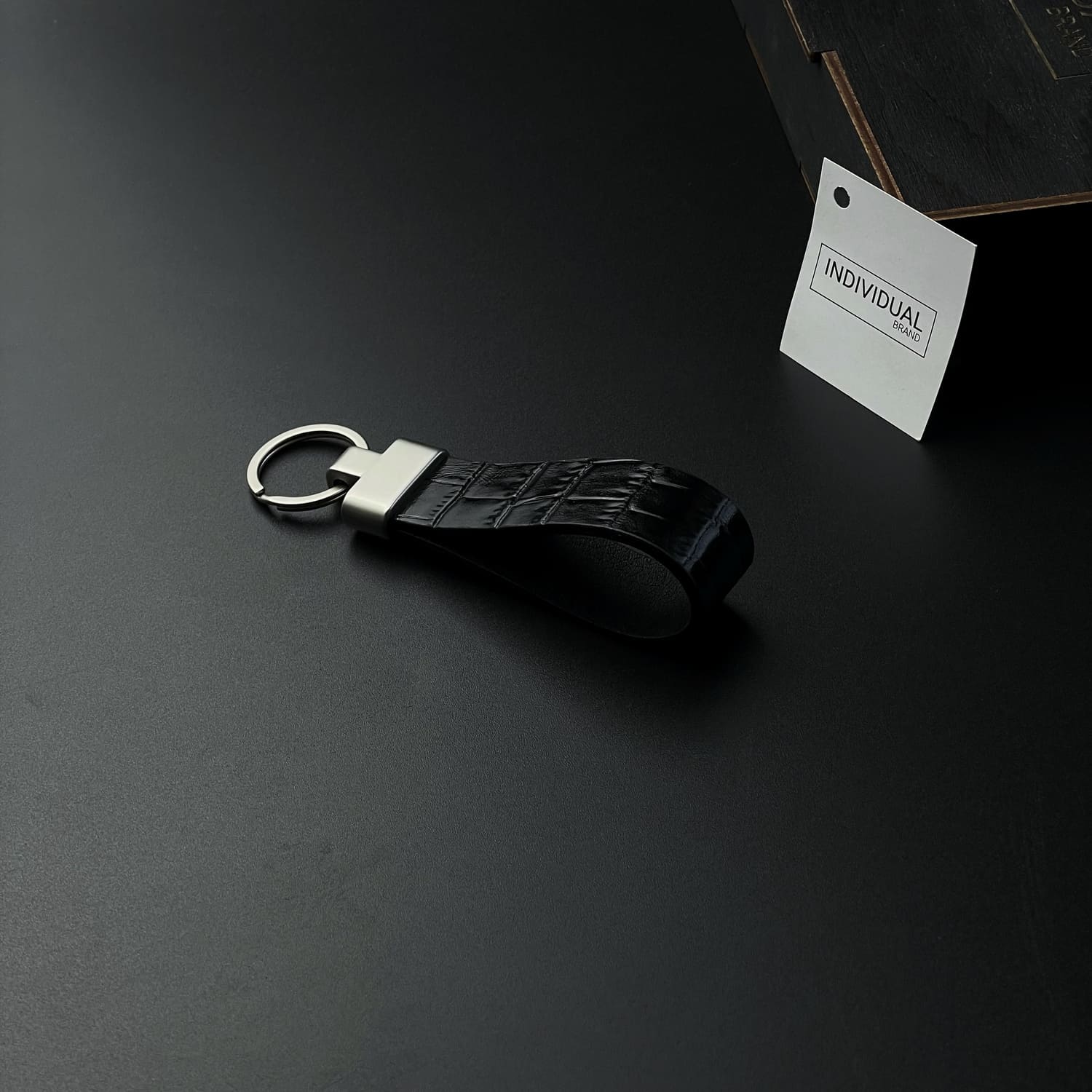 Breloc din piele naturală cu imprimeu de Crocodil | Negru