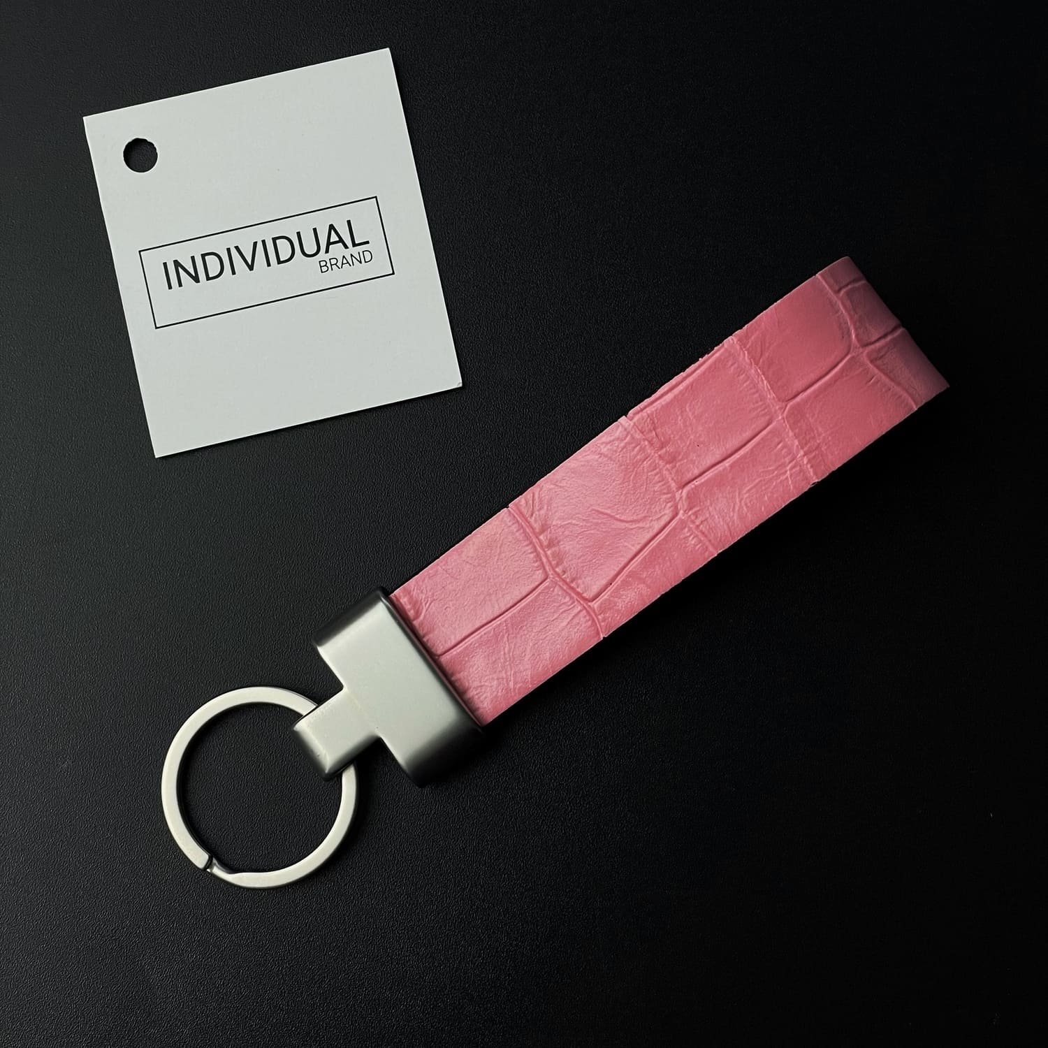 Breloc din piele naturală cu imprimeu de Crocodil | Roz