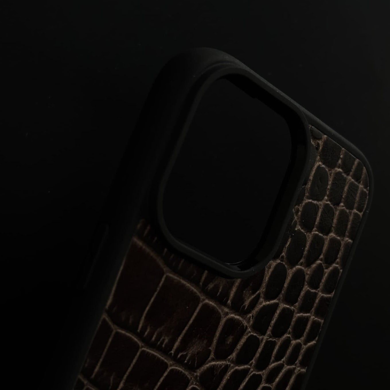 Husă iPhone din piele naturală cu imprimeu de Crocodil Cafeniu închis