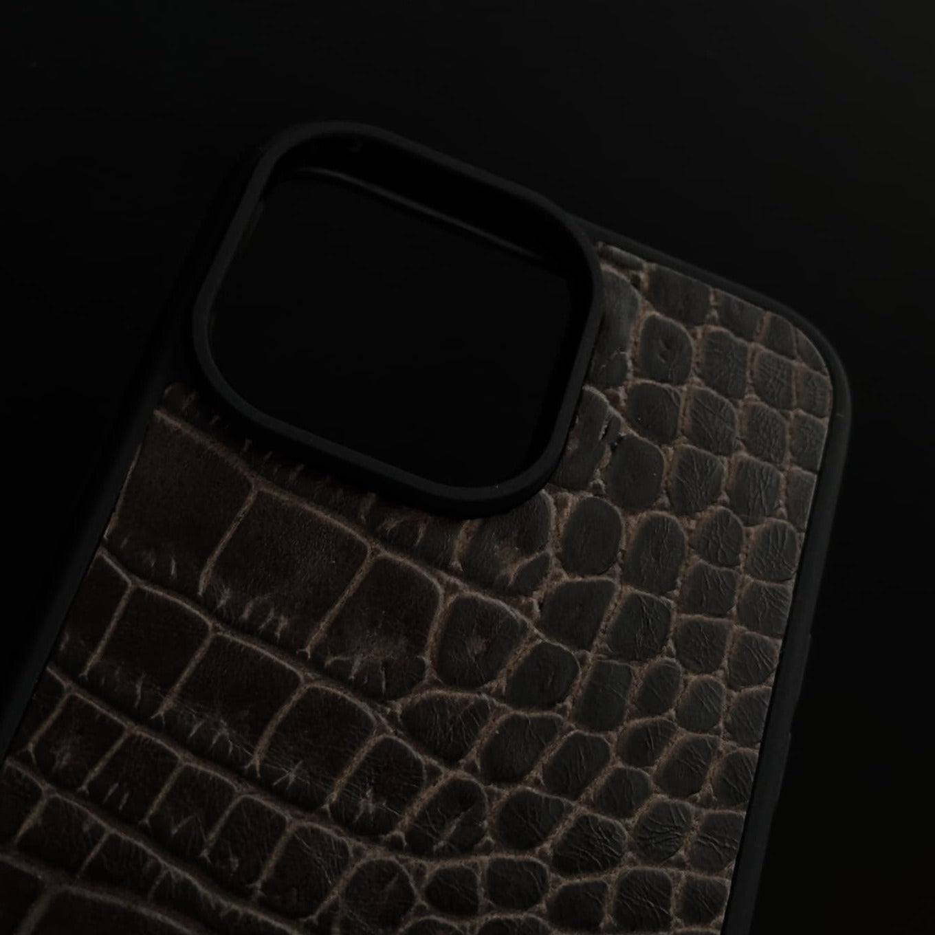 Husă iPhone din piele naturală cu imprimeu de Crocodil Cafeniu închis