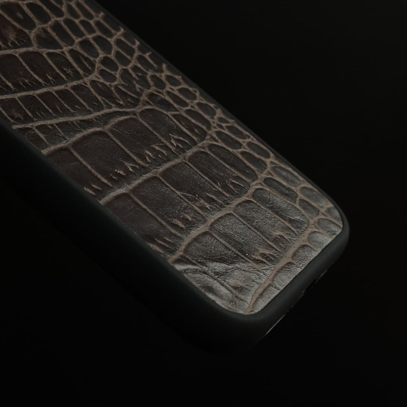Husă iPhone din piele naturală cu imprimeu de Crocodil Cafeniu închis