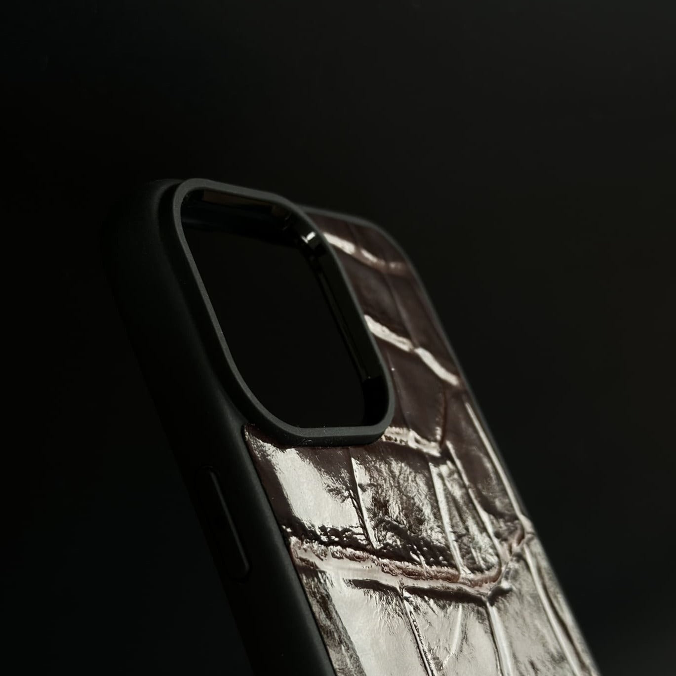 Husă iPhone din piele naturală cu imprimeu de Crocodil Vișiniu