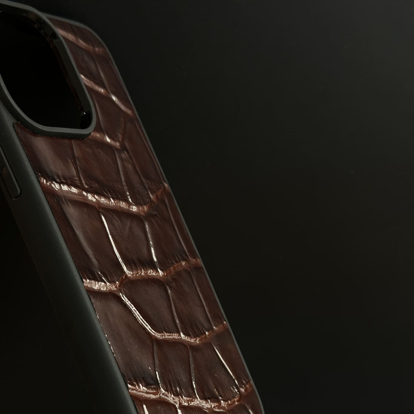 Husă iPhone din piele naturală cu imprimeu de Crocodil Vișiniu