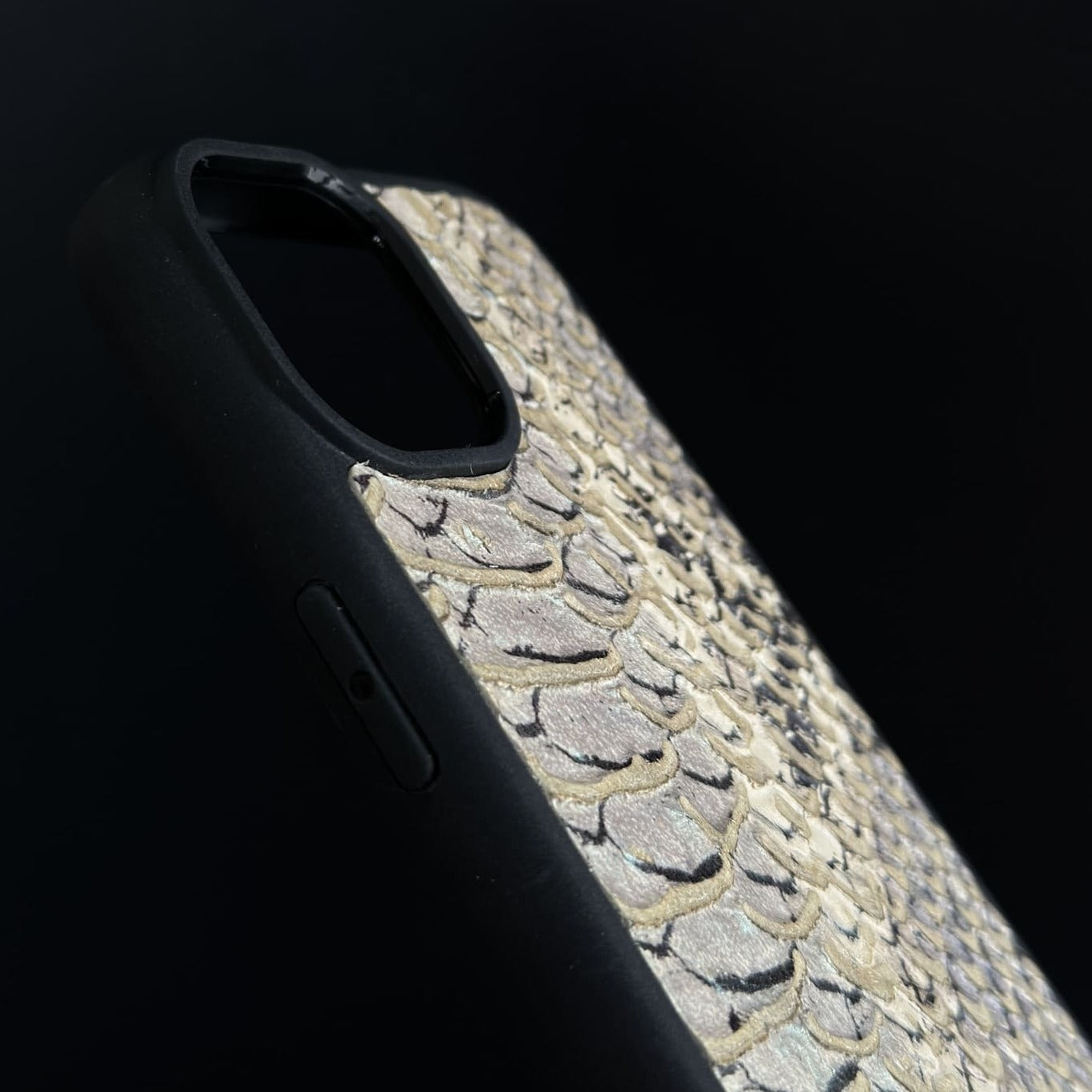 Husă iPhone din piele naturală cu imprimeu de Piton Bej/Negru