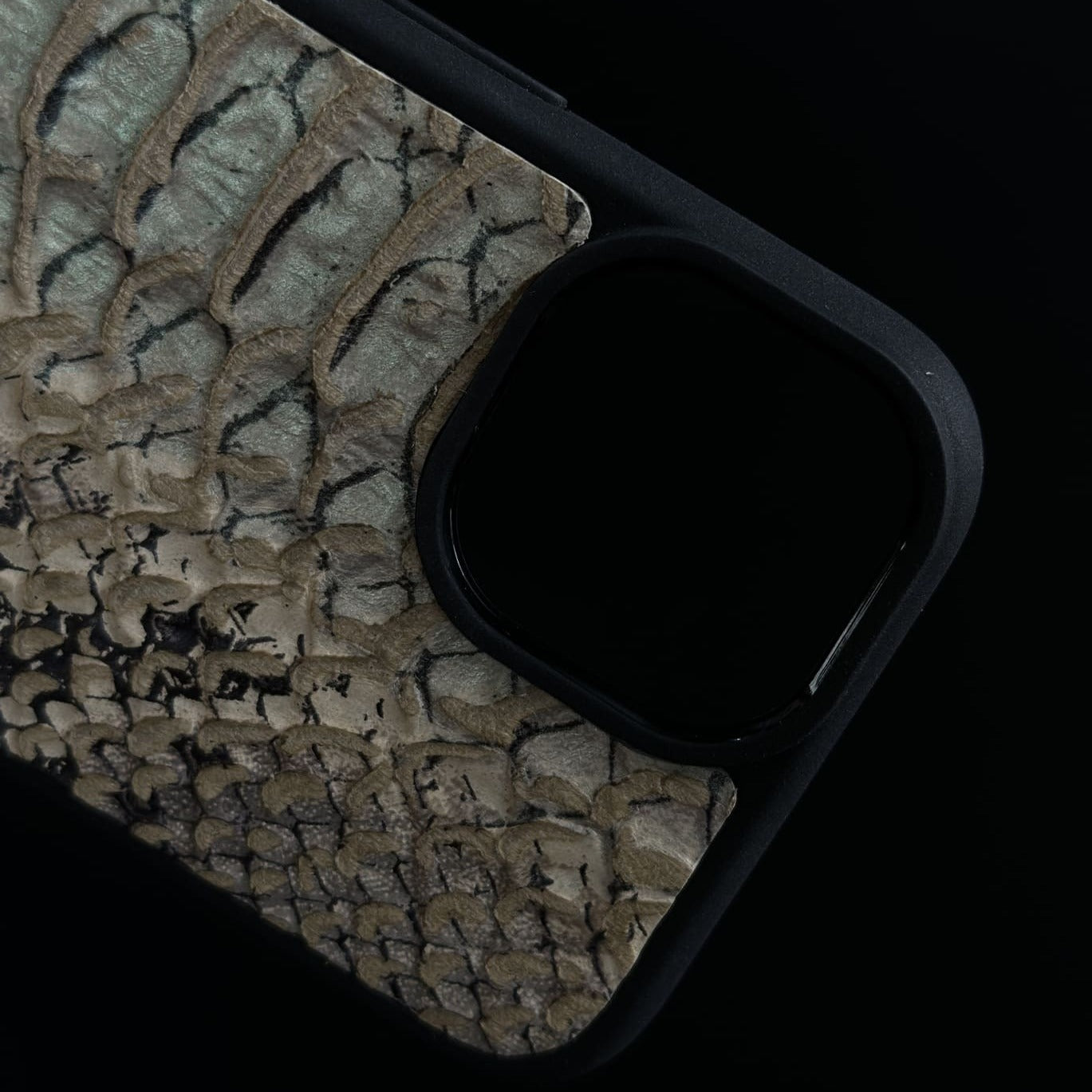 Husă iPhone din piele naturală cu imprimeu de Piton Bej/Negru