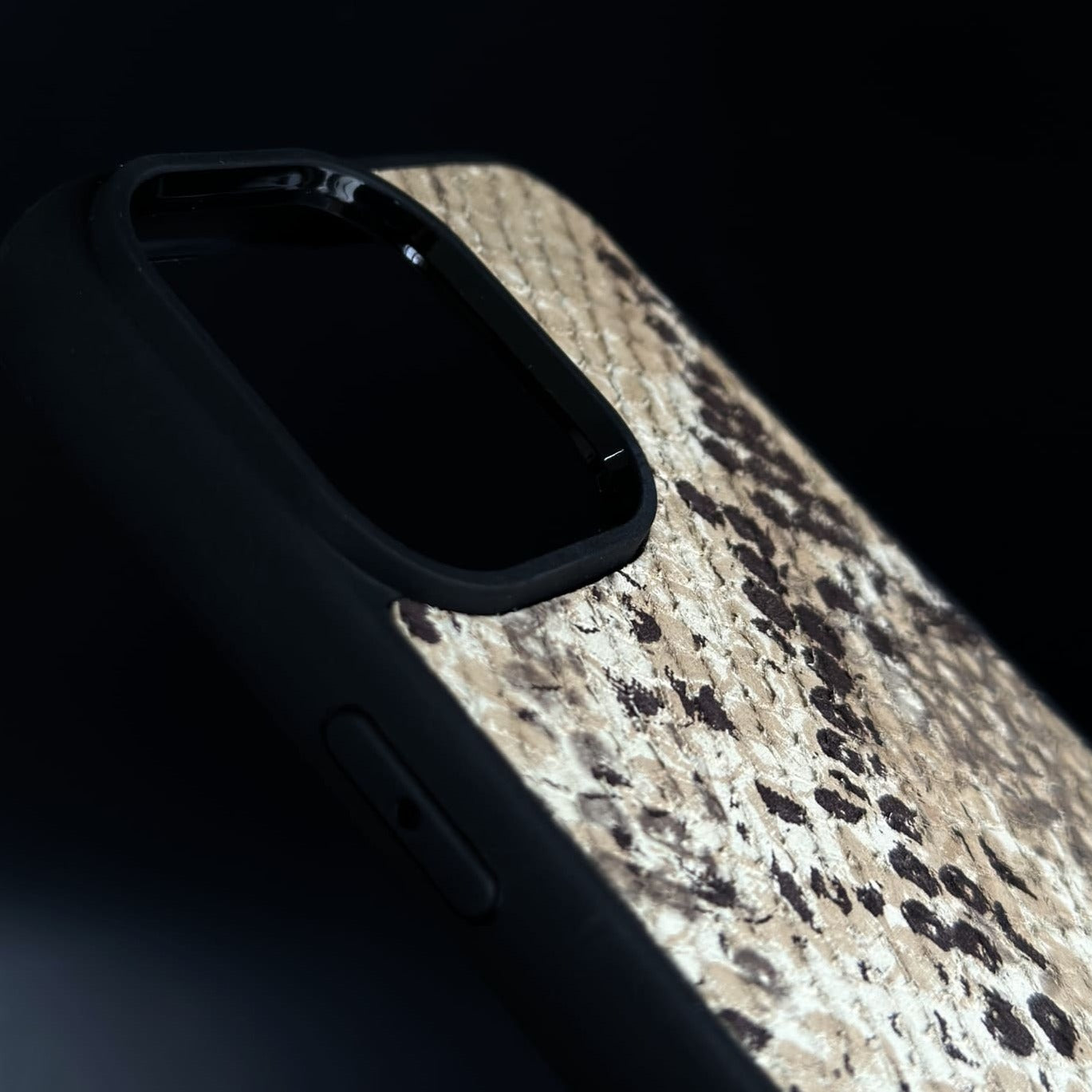 Husă iPhone din piele naturală cu imprimeu de Piton Bej/Cafeniu