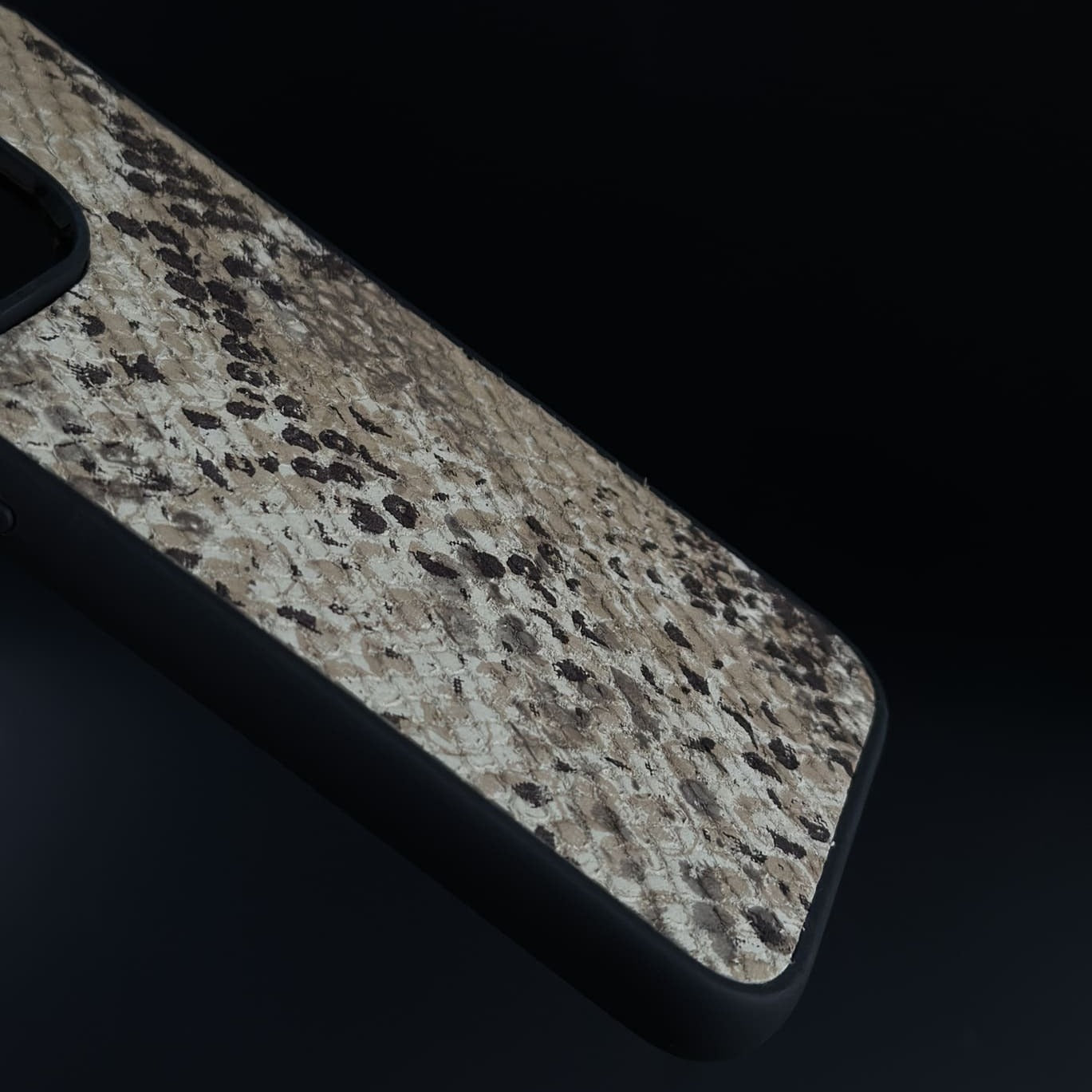 Husă iPhone din piele naturală cu imprimeu de Piton Bej/Cafeniu