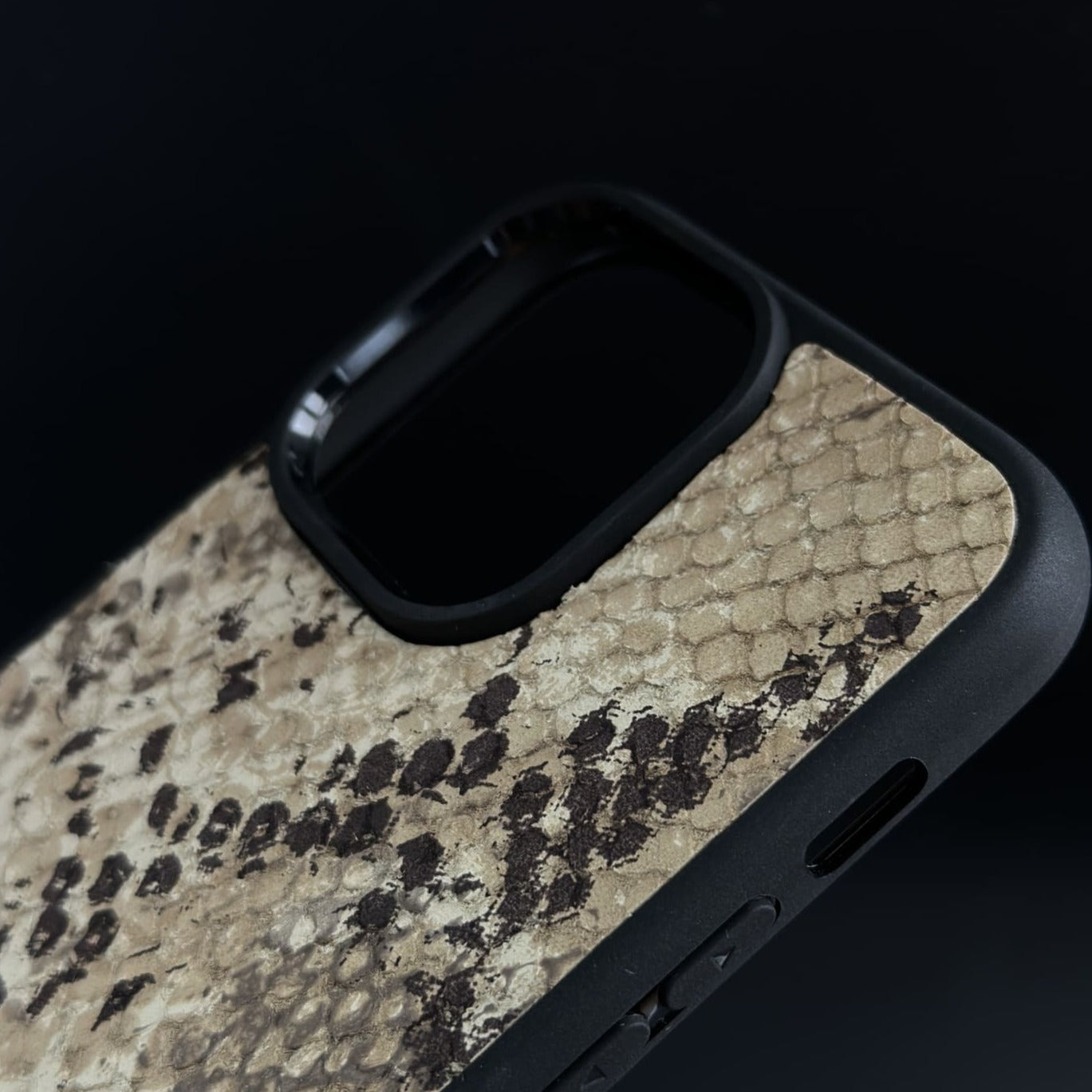 Husă iPhone din piele naturală cu imprimeu de Piton Bej/Cafeniu