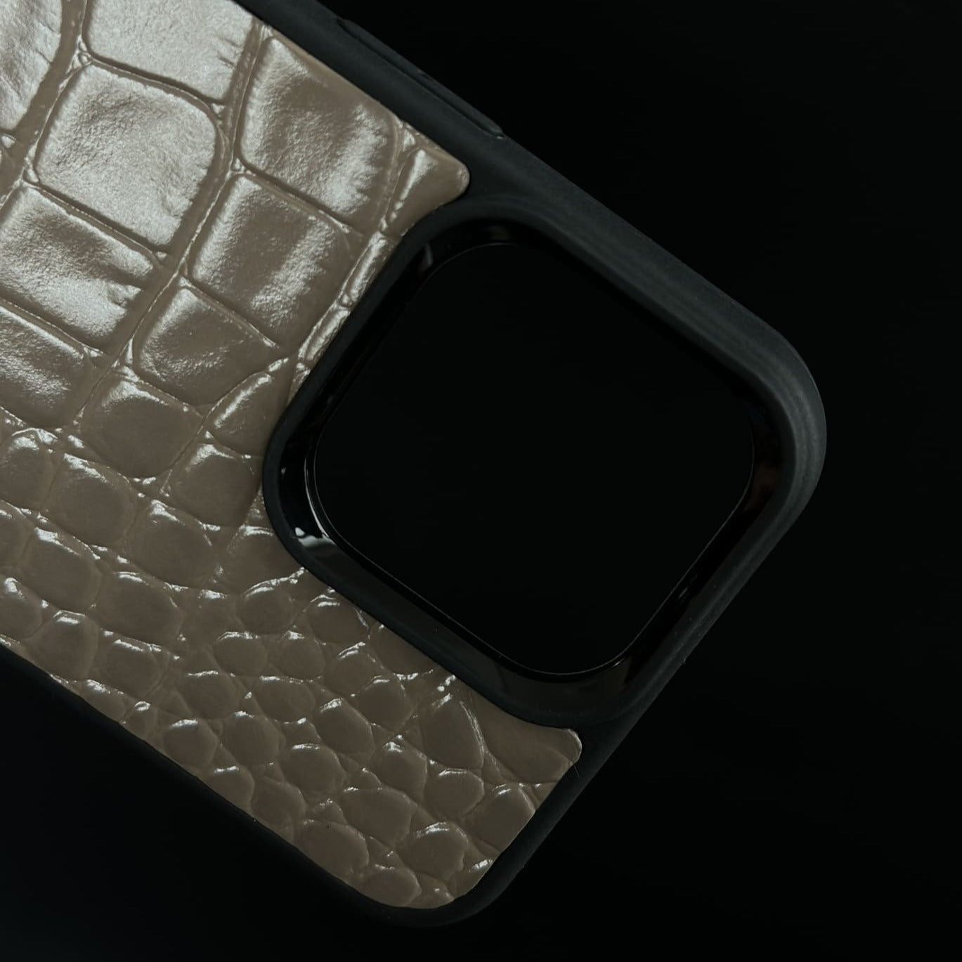 Husă iPhone din piele naturală cu imprimeu de Crocodil Bej