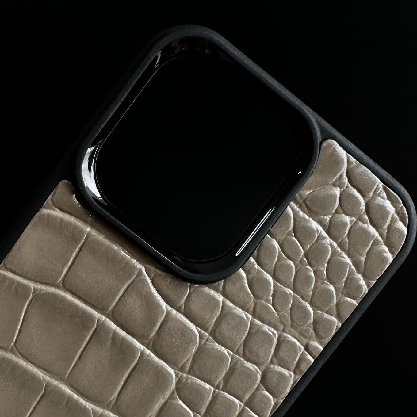 Husă iPhone din piele naturală cu imprimeu de Crocodil Bej