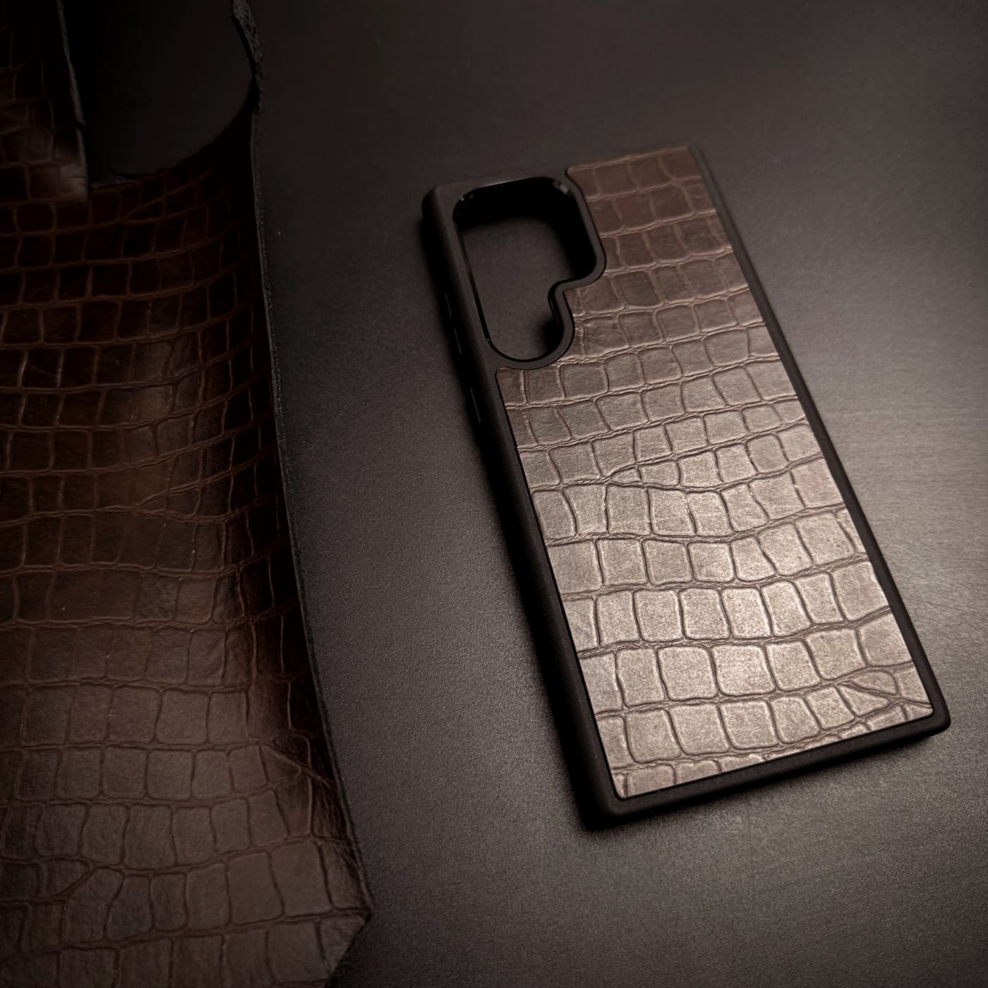 Husă Samsung din piele naturală cu imprimeu de Crocodil Cafeniu