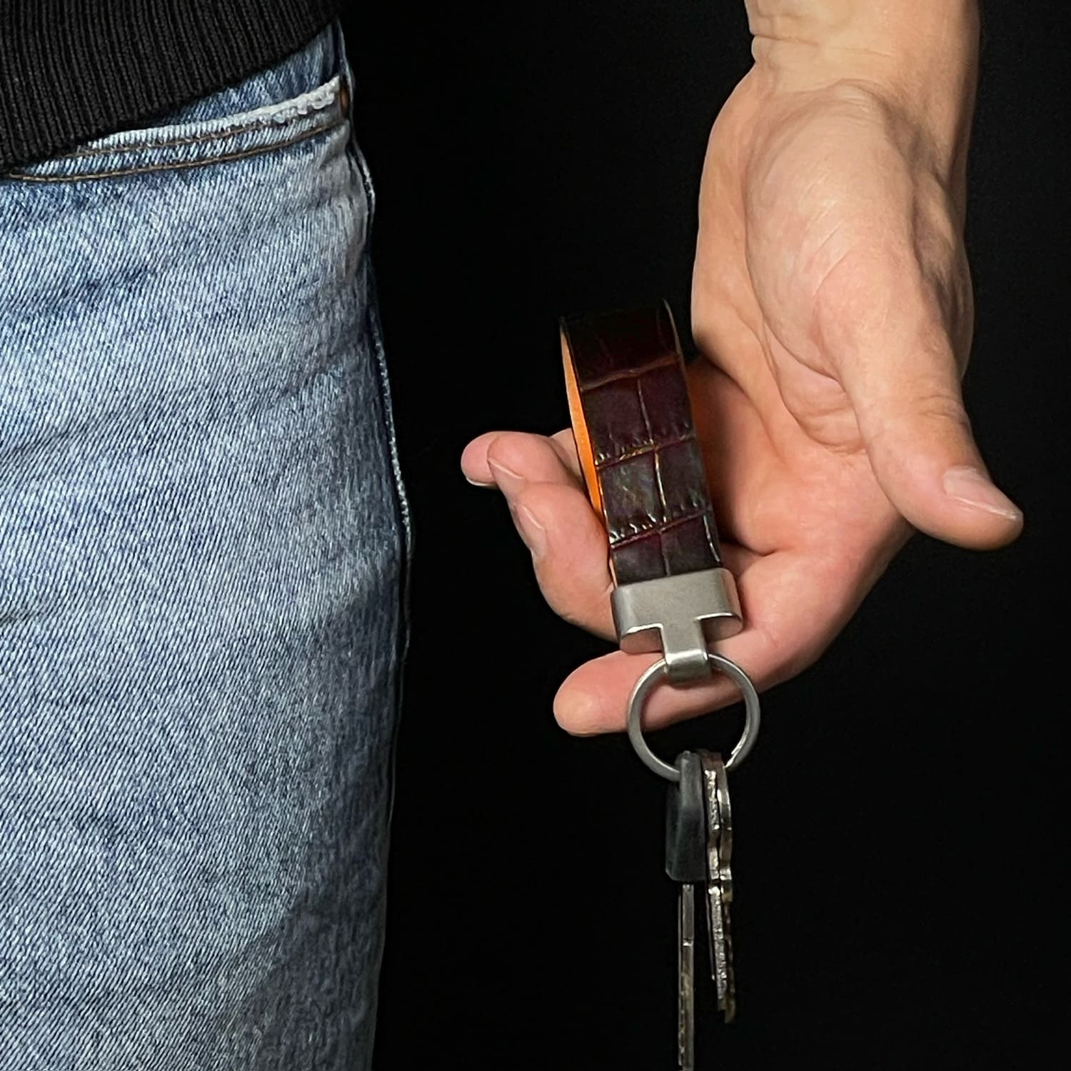 Breloc din piele naturală cu imprimeu de Crocodil | Negru cu linii roșii