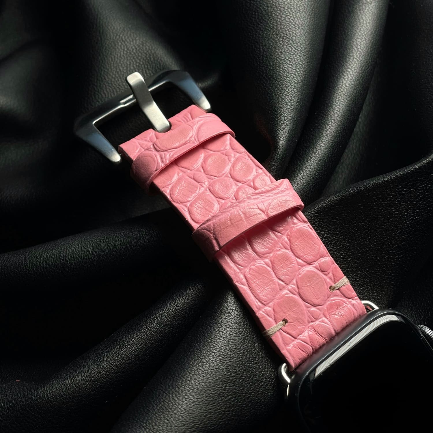 Curelușă Apple Watch din piele naturală cu imprimeu de Crocodil Roz