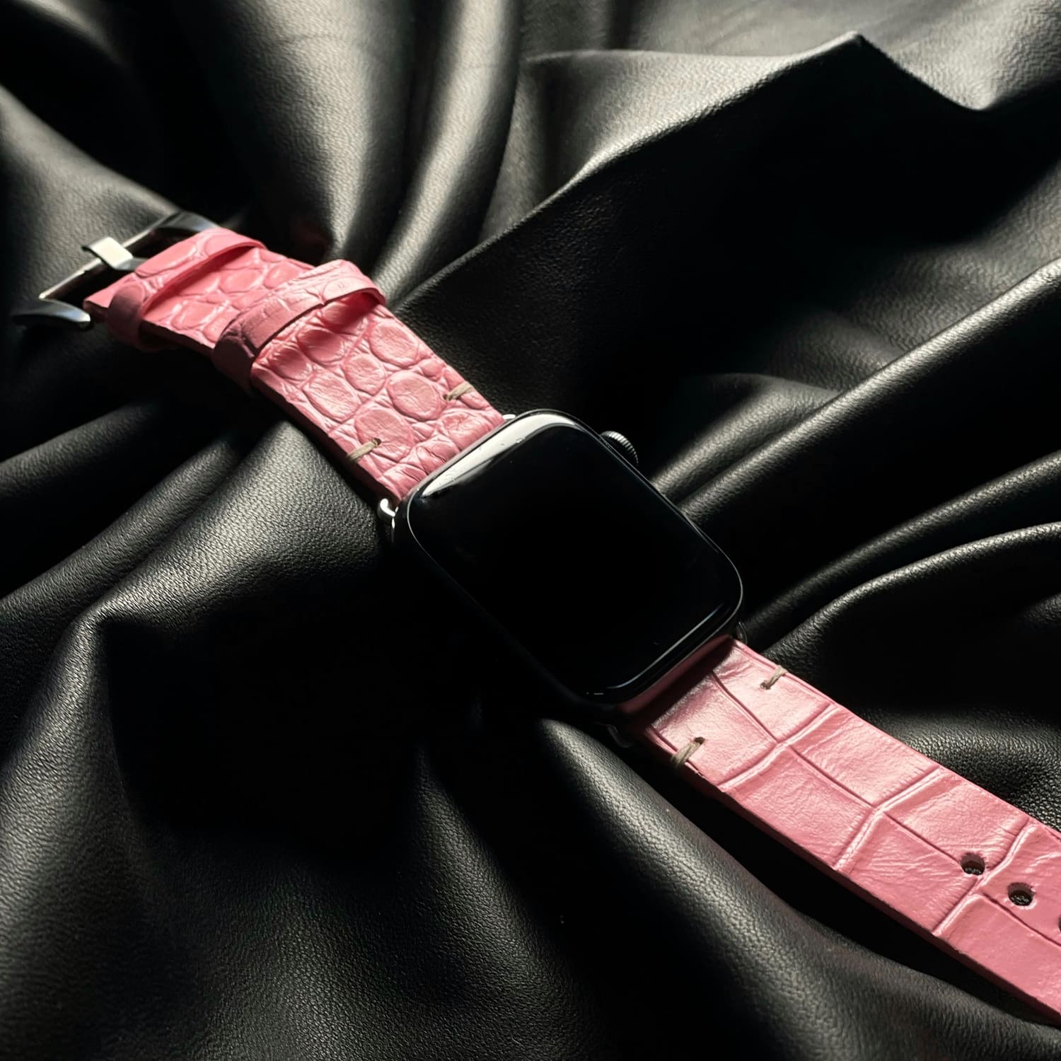 Curelușă Apple Watch din piele naturală cu imprimeu de Crocodil Roz