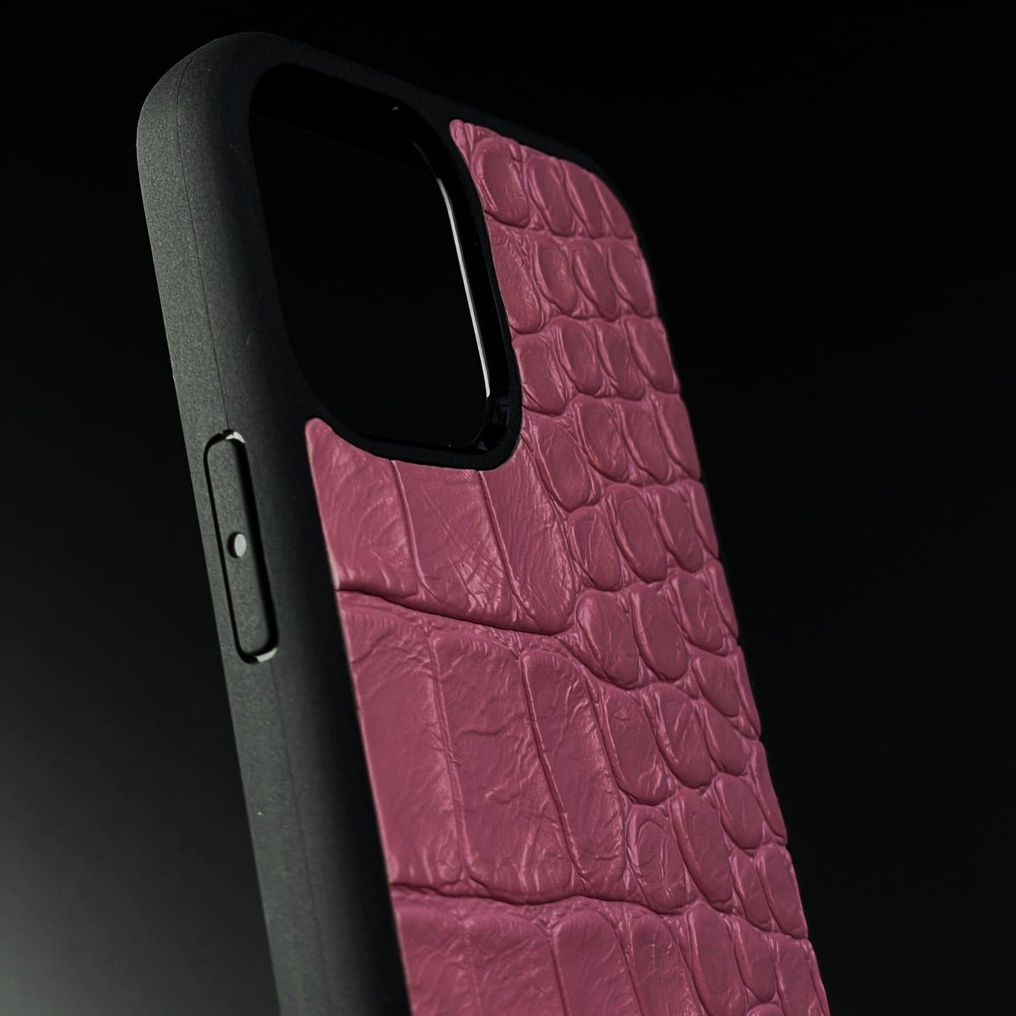 Husă iPhone din piele naturală cu imprimeu de Crocodil Roz