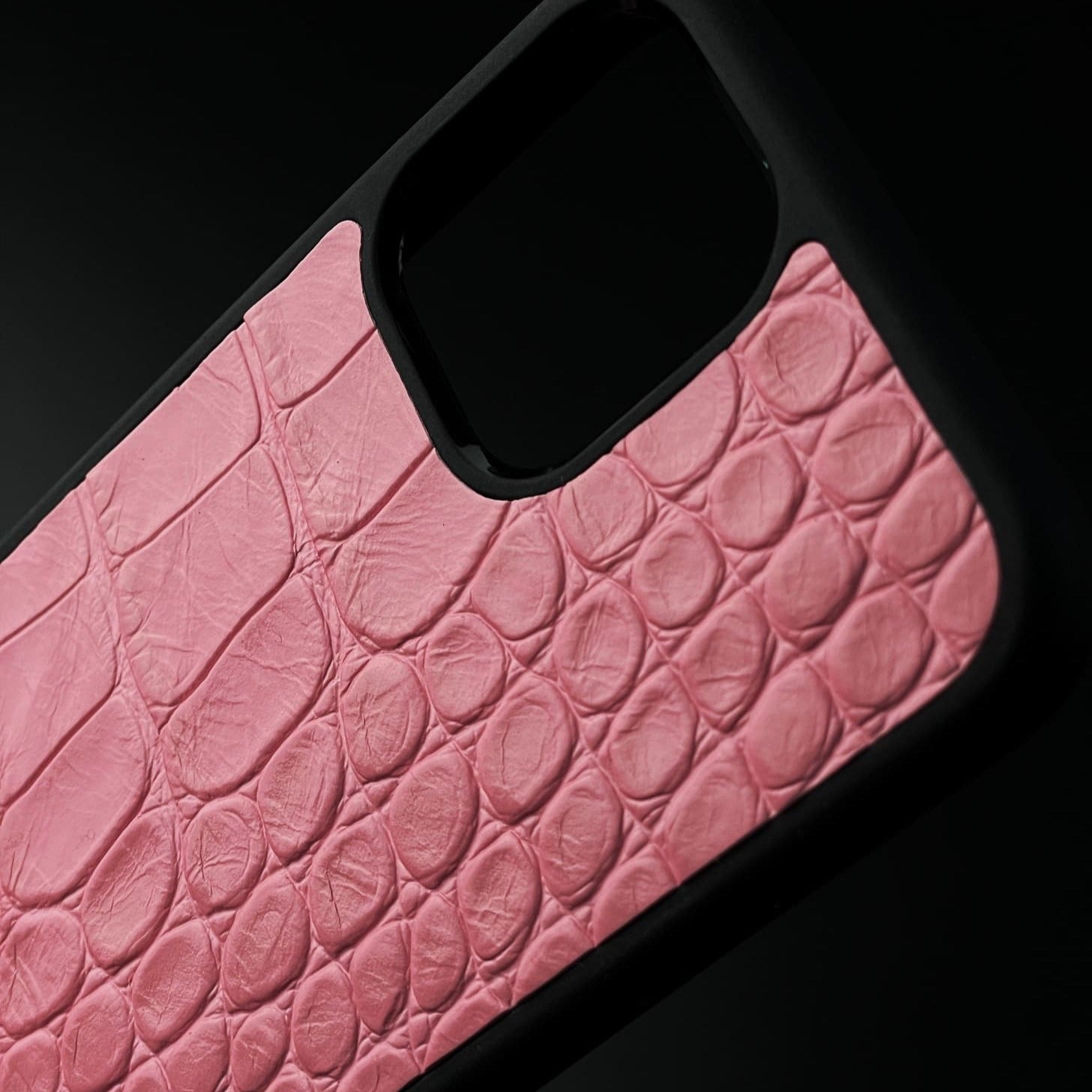 Husă iPhone din piele naturală cu imprimeu de Crocodil Roz