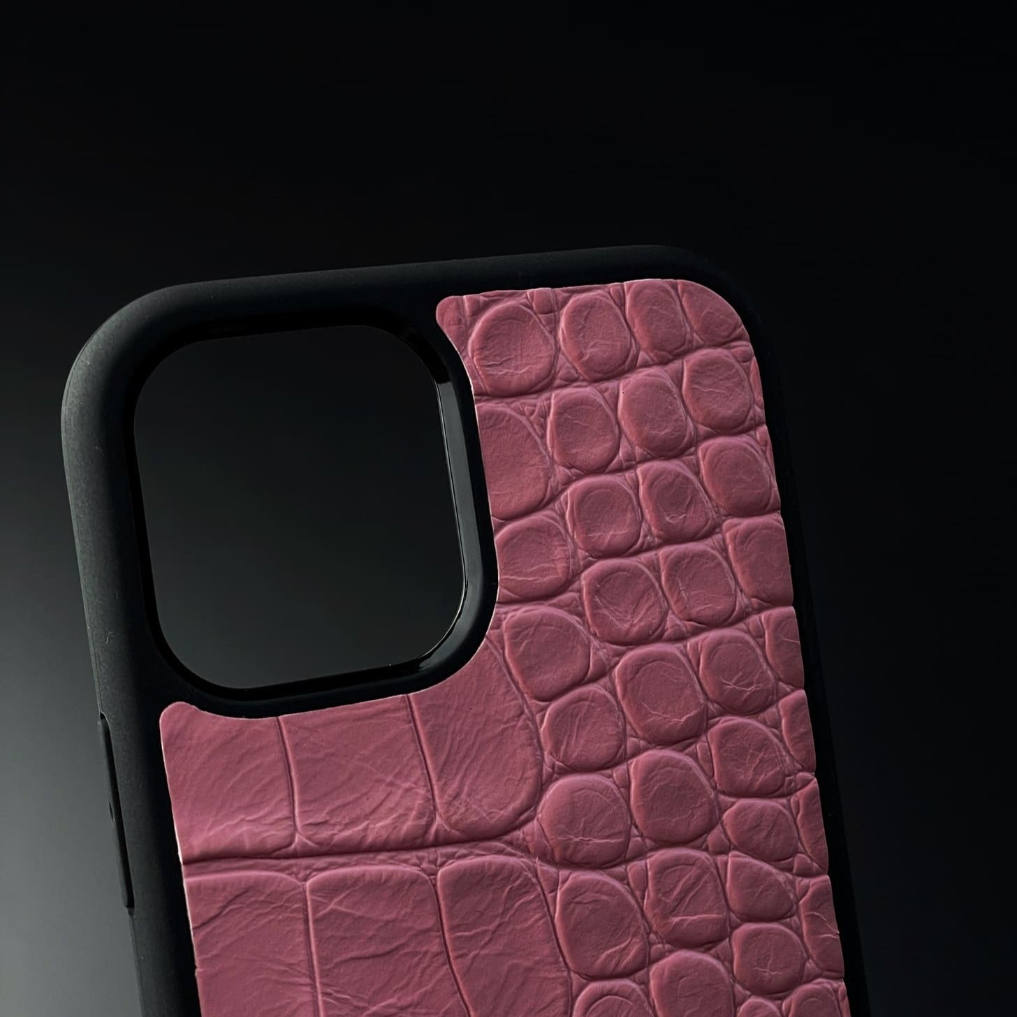 Husă iPhone din piele naturală cu imprimeu de Crocodil Roz