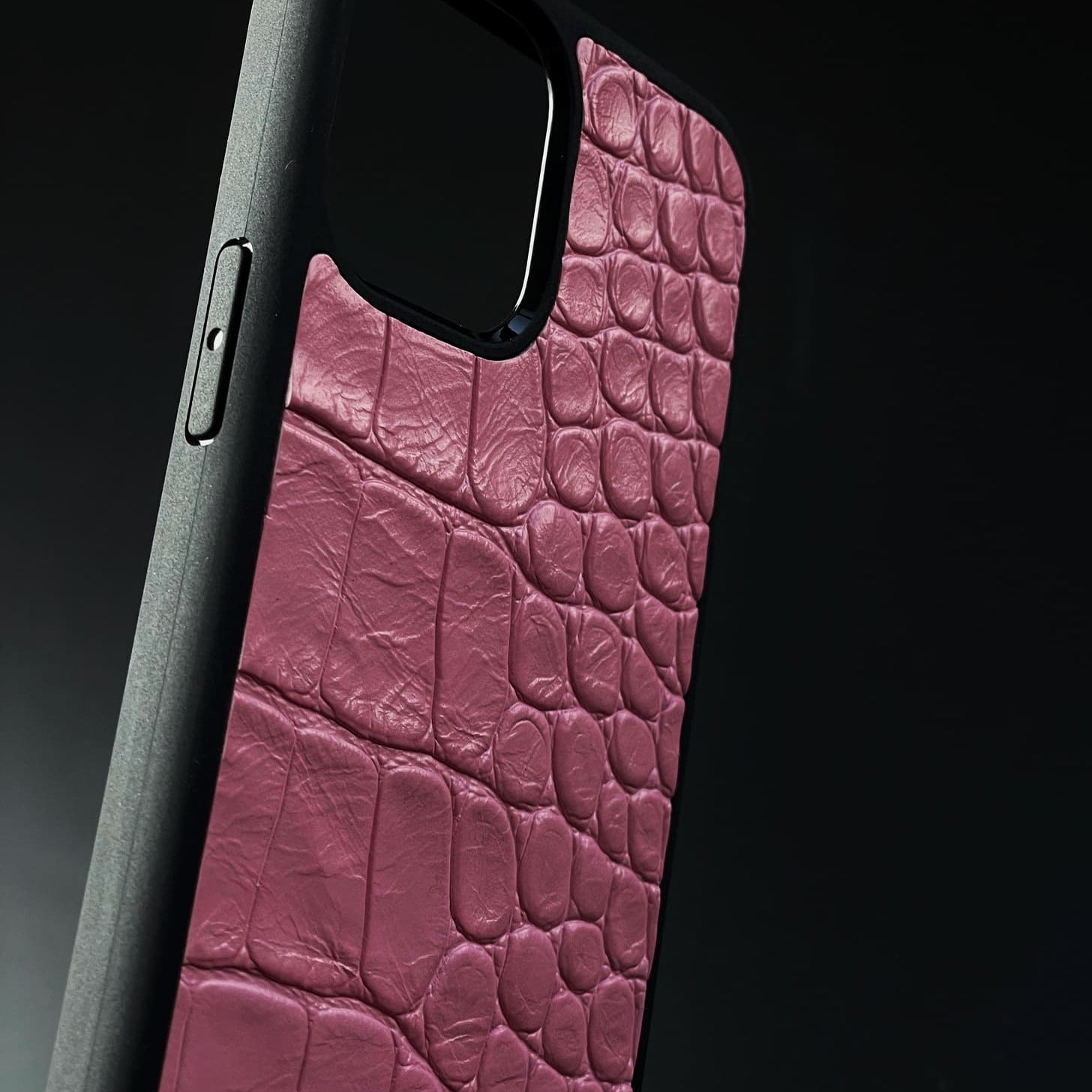 Husă iPhone din piele naturală cu imprimeu de Crocodil Roz