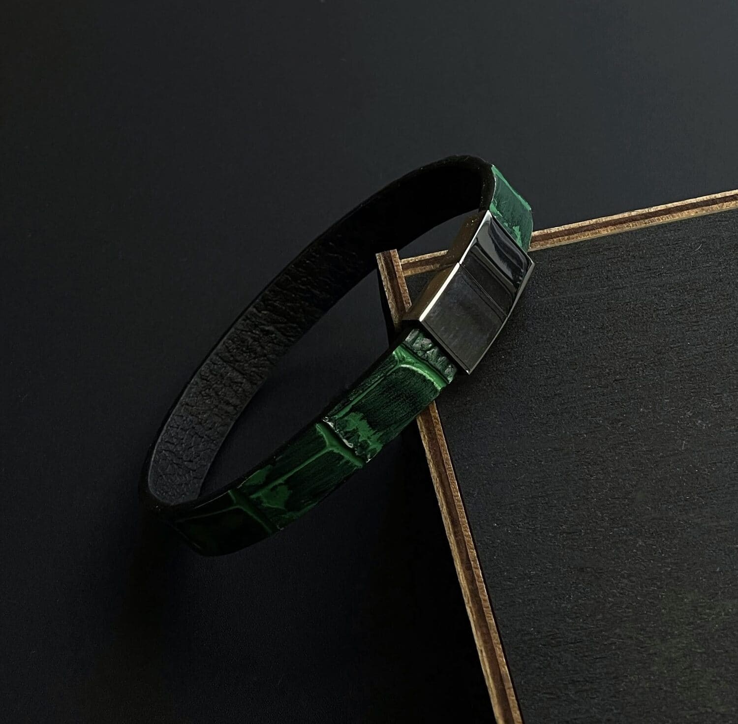 Brățară din piele naturală cu imprimeu de Crocodil 10mm cu magnet | Verde