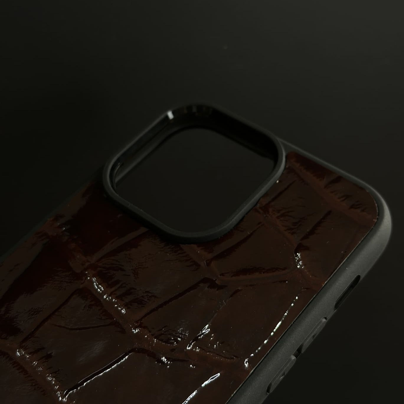 Husă iPhone din piele naturală cu imprimeu de Crocodil Vișiniu