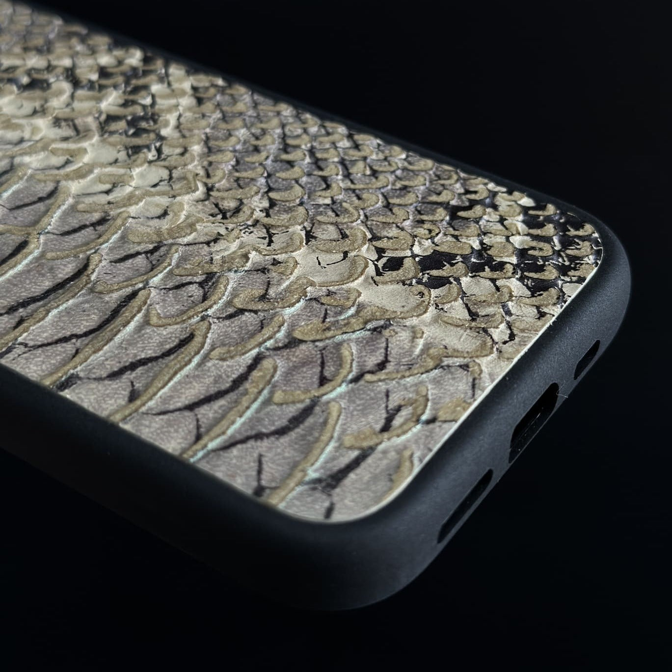 Husă iPhone din piele naturală cu imprimeu de Piton Bej/Negru