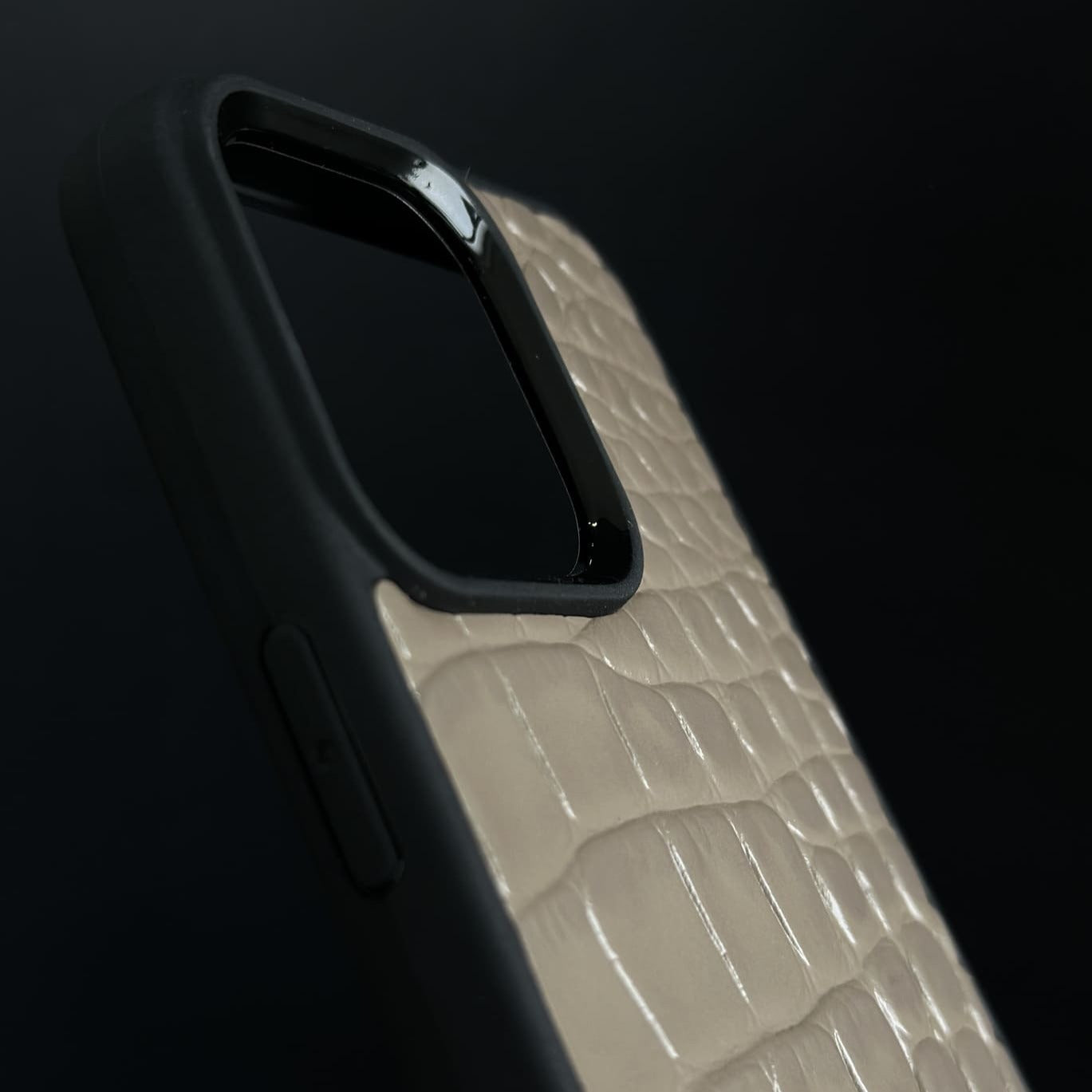 Husă iPhone din piele naturală cu imprimeu de Crocodil Bej
