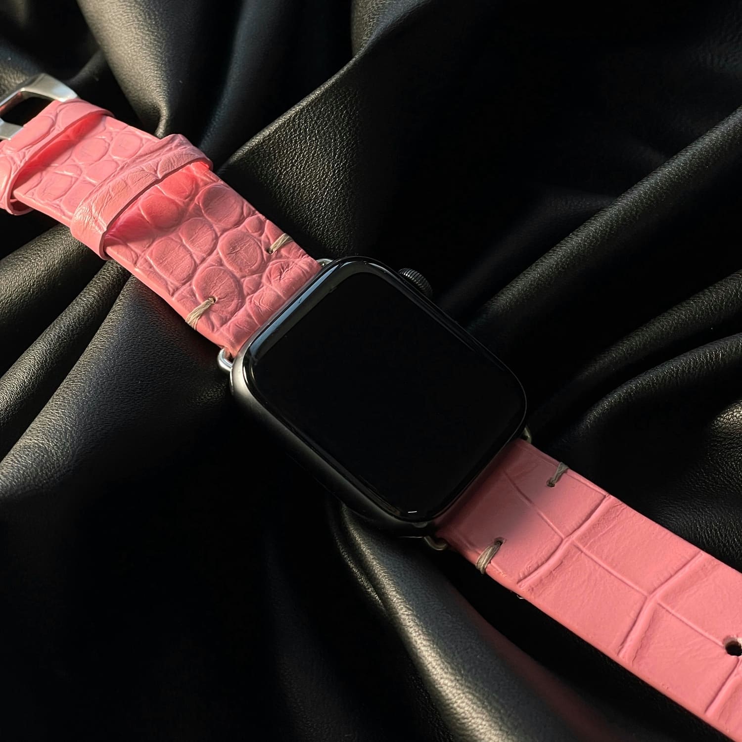 Curelușă Apple Watch din piele naturală cu imprimeu de Crocodil Roz